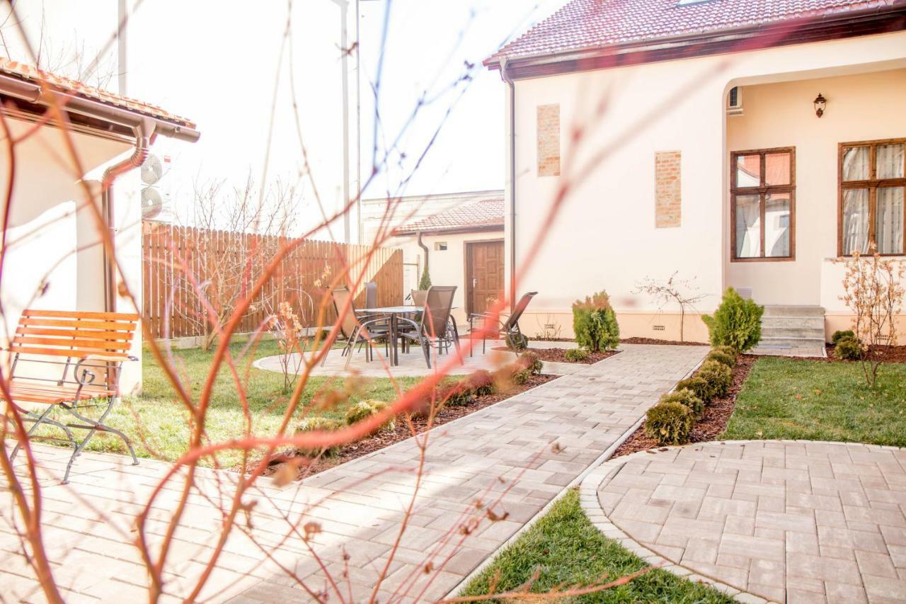 Antique Aparthotel Alba Iulia Exterior photo